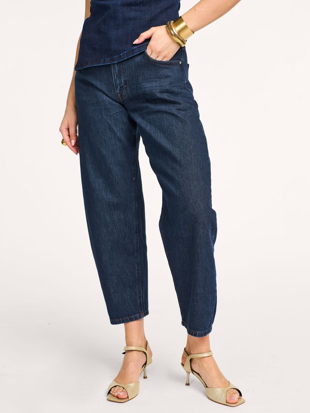 Ontdek de Baloo high waist barrel fit stretch jeans van My Essential Wardrobe in de kleur donkerblauw bij Orangebag. Op werkdagen voor 21:45 besteld, morgen in huis.