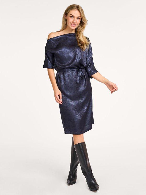 Ontdek de Esra geweven glanzende off shoulder jurk van Nathalie Vleeschouwer in de kleur donkerblauw bij Orangebag. Op werkdagen voor 21:45 besteld, morgen in huis.