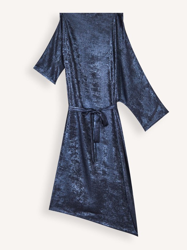 Ontdek de Esra geweven glanzende off shoulder jurk van Nathalie Vleeschouwer in de kleur donkerblauw bij Orangebag. Op werkdagen voor 21:45 besteld, morgen in huis.