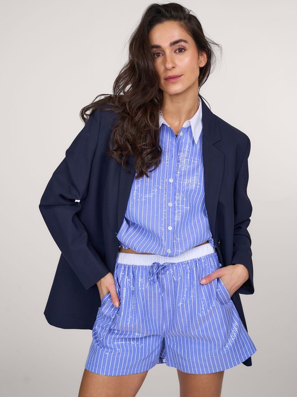 Ontdek de Roseny katoenmix blouse met pailletten van Dante 6 in de kleur lichtblauw bij Orangebag. Op werkdagen voor 21:45 besteld, morgen in huis.