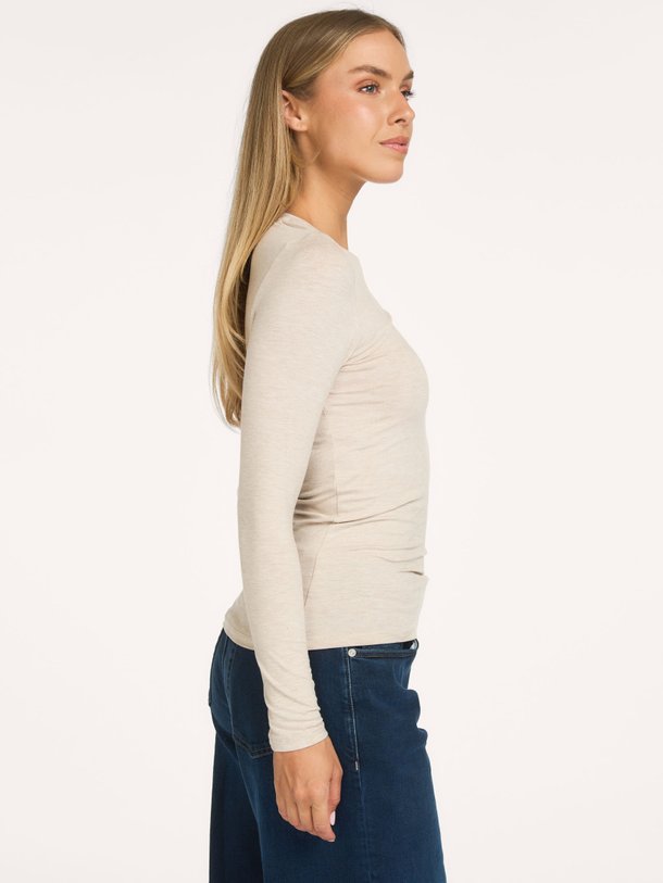 Ontdek de M001 Soft Touch viscosemix longsleeve van Majestic Filatures in de kleur beige bij Orangebag. Op werkdagen voor 21:45 besteld, morgen in huis.