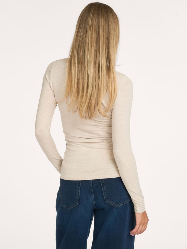 Ontdek de M001 Soft Touch viscosemix longsleeve van Majestic Filatures in de kleur beige bij Orangebag. Op werkdagen voor 21:45 besteld, morgen in huis.