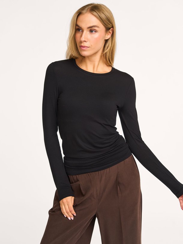 Ontdek de M001 Soft Touch viscosemix slub longsleeve van Majestic Filatures in de kleur zwart bij Orangebag. Op werkdagen voor 21:45 besteld, morgen in huis.