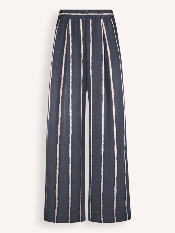 Ontdek de Benji viscosemix wide leg broek van By-Bar in de kleur donkerblauw bij Orangebag. Op werkdagen voor 21:45 besteld, morgen in huis.