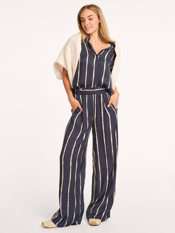 Ontdek de Benji viscosemix wide leg broek van By-Bar in de kleur donkerblauw bij Orangebag. Op werkdagen voor 21:45 besteld, morgen in huis.