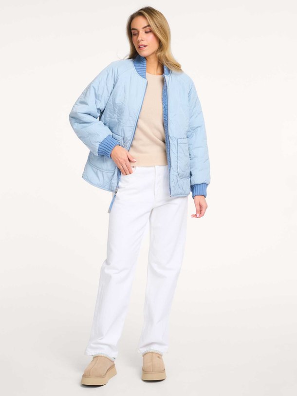 Ontdek de Serina geweven reversible jack van Varley in de kleur lichtblauw bij Orangebag. Op werkdagen voor 21:45 besteld, morgen in huis.