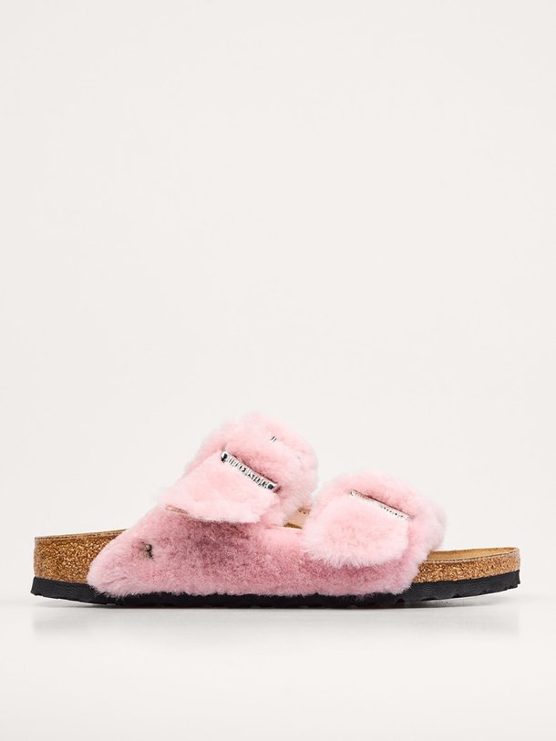 Ontdek de Arizona shearling slippers van Birkenstock in de kleur lichtroze bij Orangebag. Op werkdagen voor 21:45 besteld, morgen in huis.