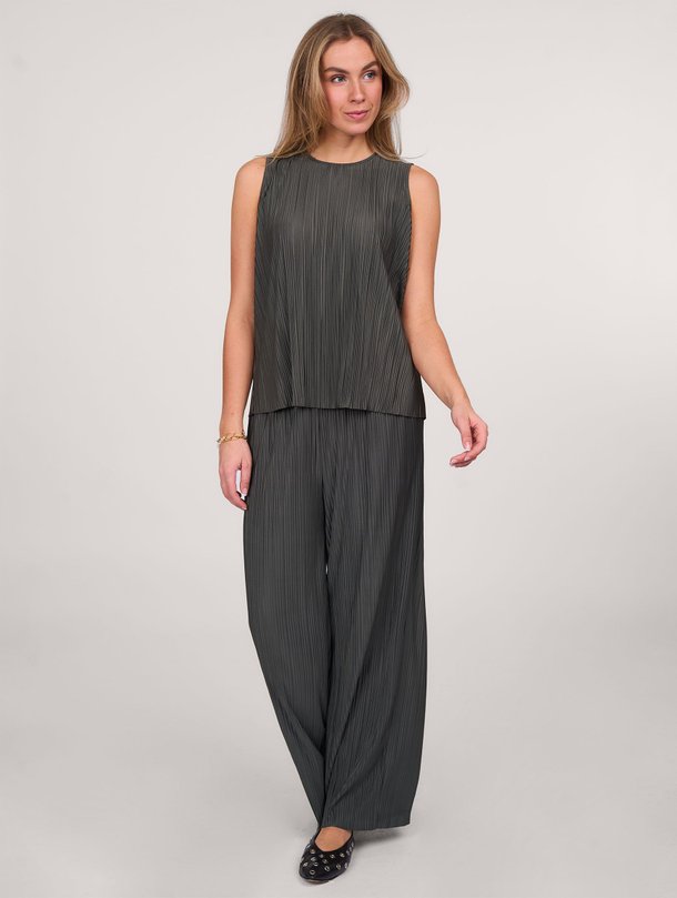 Ontdek de Uma elastische plissé broek van Samsoe Samsoe in de kleur grijs bij Orangebag. Op werkdagen voor 21:45 besteld, morgen in huis.