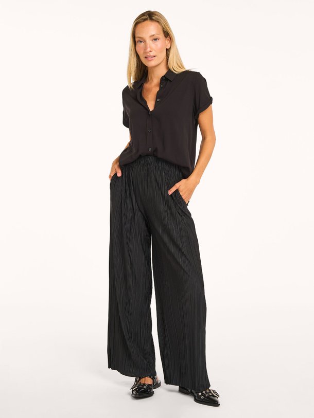 Ontdek de Uma elastische plissé broek van Samsoe Samsoe in de kleur zwart bij Orangebag. Op werkdagen voor 21:45 besteld, morgen in huis.