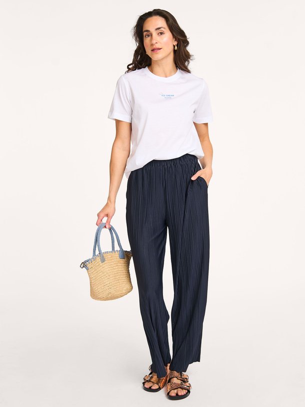 Ontdek de Uma geweven plissé broek van Samsoe Samsoe in de kleur donkerblauw bij Orangebag. Op werkdagen voor 21:45 besteld, morgen in huis.