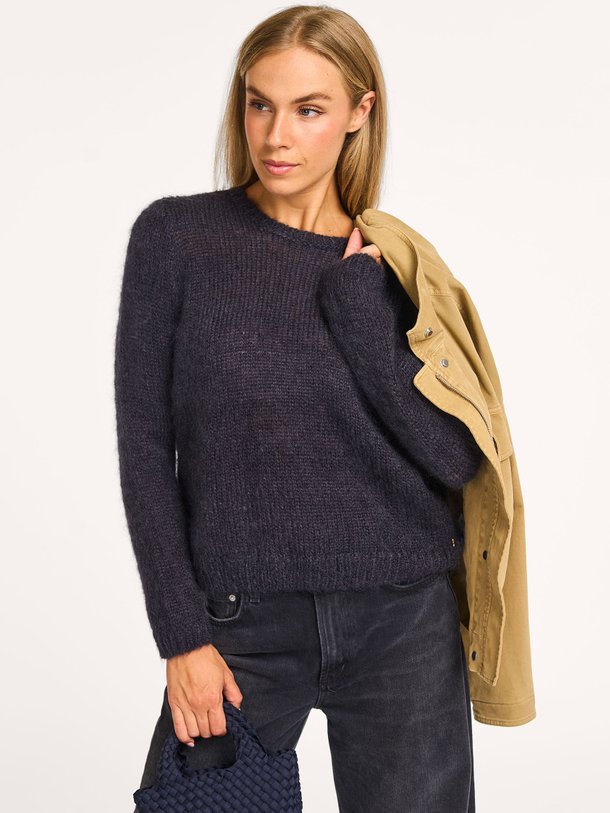 Ontdek de Chouky mohairmix trui van Des Petits Hauts in de kleur donkerblauw bij Orangebag. Op werkdagen voor 21:45 besteld, morgen in huis.