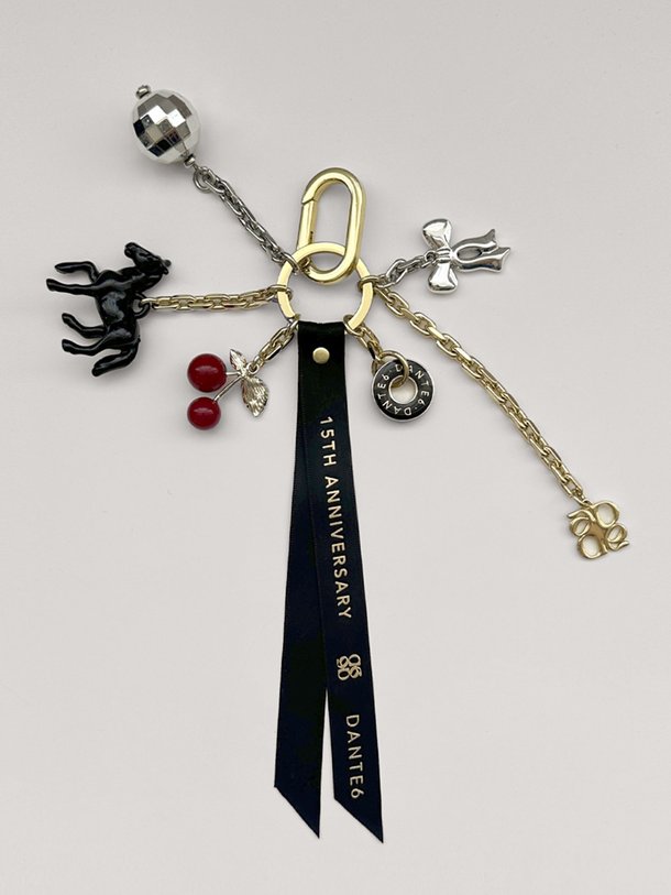 Ontdek de Bag charm van Dante 6 in de kleur goudkleur bij Orangebag. Op werkdagen voor 21:45 besteld, morgen in huis.