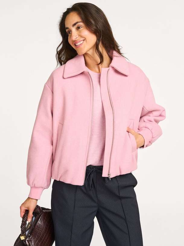 Ontdek de Ommi wolmix jack van Modstrom in de kleur roze bij Orangebag. Op werkdagen voor 21:45 besteld, morgen in huis.