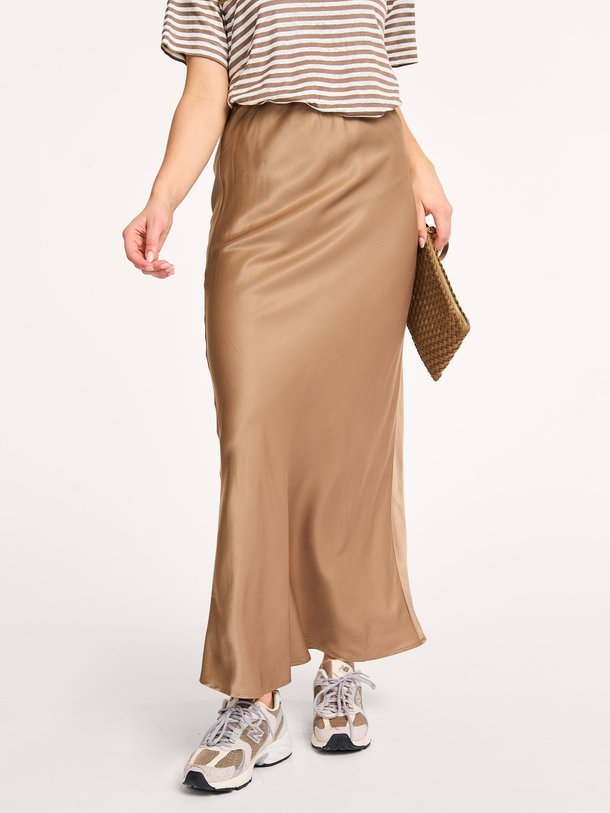 Ontdek de Estelle viscosemix glanzende rok van My Essential Wardrobe in de kleur camel bij Orangebag. Op werkdagen voor 21:45 besteld, morgen in huis.