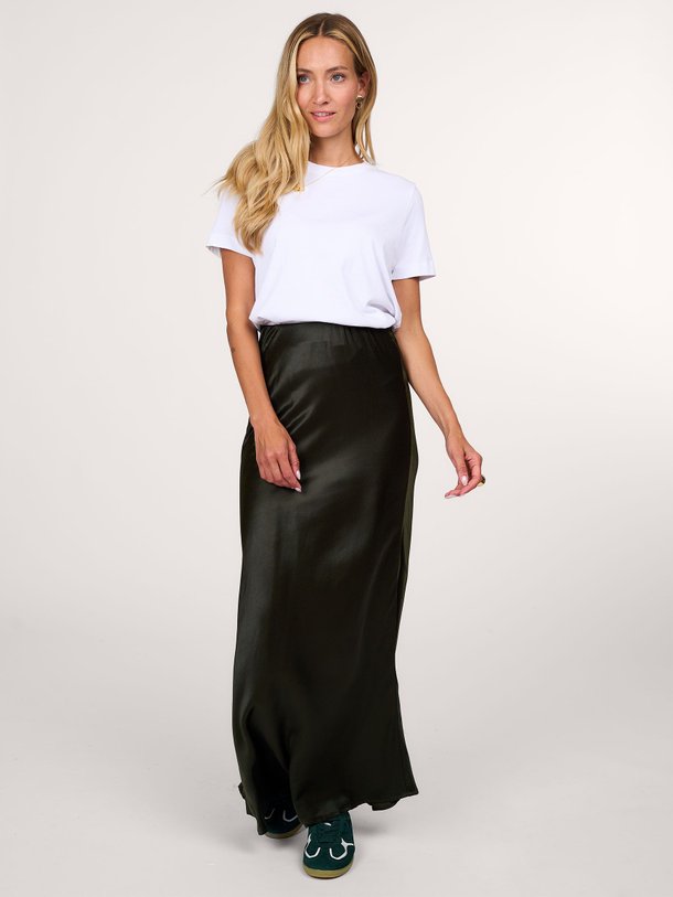 Ontdek de Estelle viscosemix glanzende rok van My Essential Wardrobe in de kleur donkergroen bij Orangebag. Op werkdagen voor 21:45 besteld, morgen in huis.