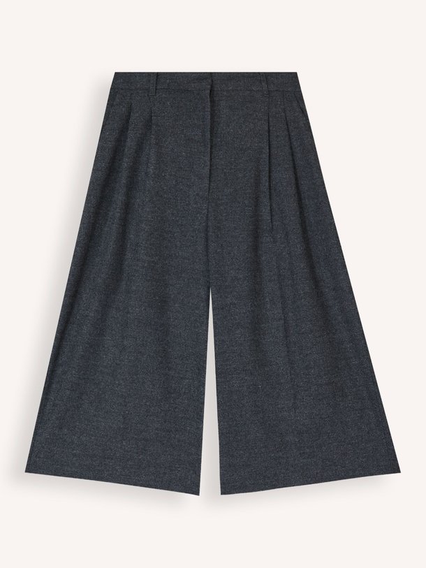 Ontdek de Dom wolmix short van Bellerose in de kleur antraciet bij Orangebag. Op werkdagen voor 21:45 besteld, morgen in huis.