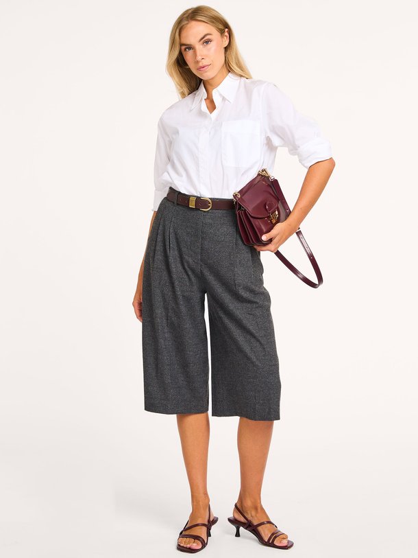 Ontdek de Dom wolmix short van Bellerose in de kleur antraciet bij Orangebag. Op werkdagen voor 21:45 besteld, morgen in huis.