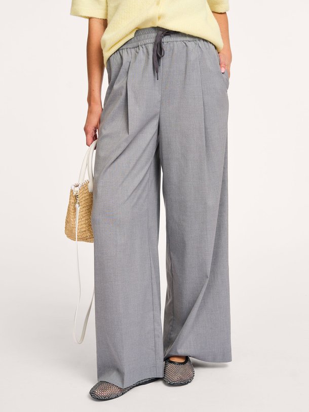 Ontdek de Sarila viscosemix broek van Samsoe Samsoe in de kleur grijs bij Orangebag. Op werkdagen voor 21:45 besteld, morgen in huis.