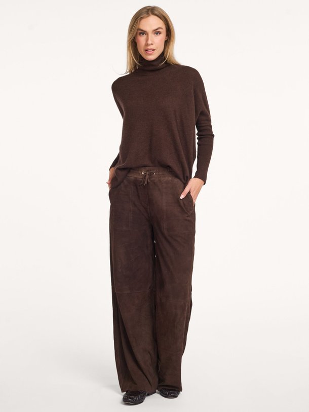 Ontdek de Nadia suède broek van Studio AR in de kleur donkerbruin bij Orangebag. Op werkdagen voor 21:45 besteld, morgen in huis.