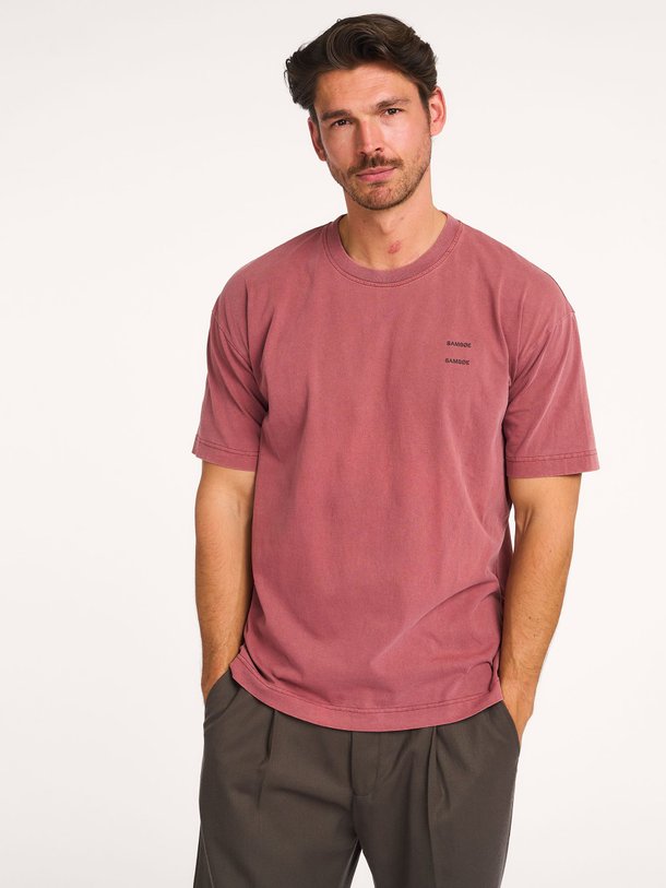 Ontdek de Sajoel organic cotton logo T-shirt van Samsoe Samsoe in de kleur bordeauxrood bij Orangebag. Op werkdagen voor 21:45 besteld, morgen in huis.
