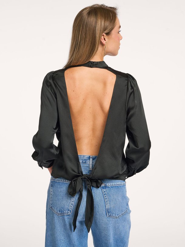 Ontdek de Dune zijden top van Karma Koma in de kleur donkergroen bij Orangebag. Op werkdagen voor 21:45 besteld, morgen in huis.