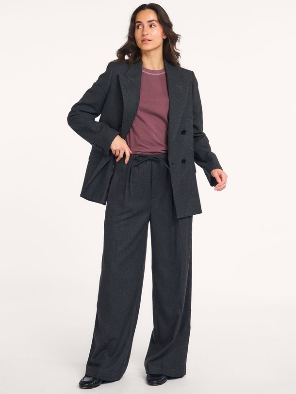 Ontdek de Wynston wolmix wide leg broek van Closed in de kleur donkergrijs bij Orangebag. Op werkdagen voor 21:45 besteld, morgen in huis.