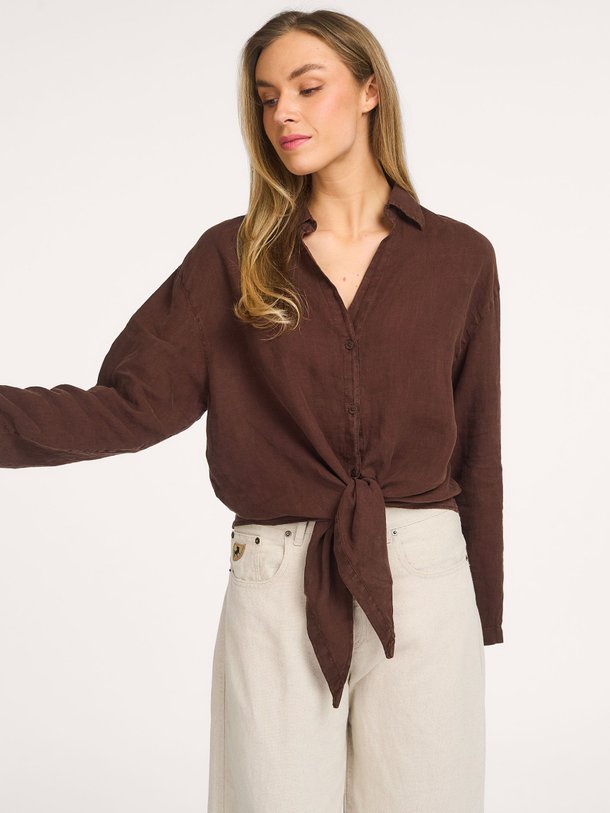 Ontdek de Pia linnen blouse van Lois in de kleur Donkerbruin bij Orangebag. Op werkdagen voor 21:45 besteld, morgen in huis.