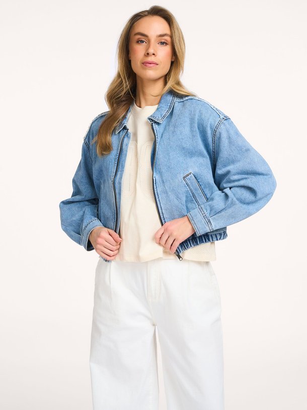 Ontdek de Denim bomberjack van Summum in de kleur Blauw bij Orangebag. Op werkdagen voor 21:45 besteld, morgen in huis.