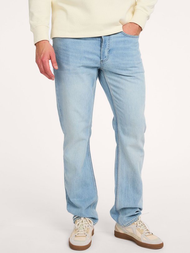 Ontdek de Razor regular waist slim fit jeans van Denham in de kleur Blauw bij Orangebag. Op werkdagen voor 21:45 besteld, morgen in huis.