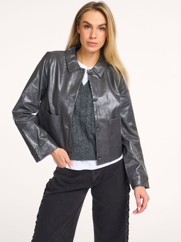 Ontdek de Ridge leatherlook jack van Modstrom in de kleur Antraciet bij Orangebag. Op werkdagen voor 21:45 besteld, morgen in huis.