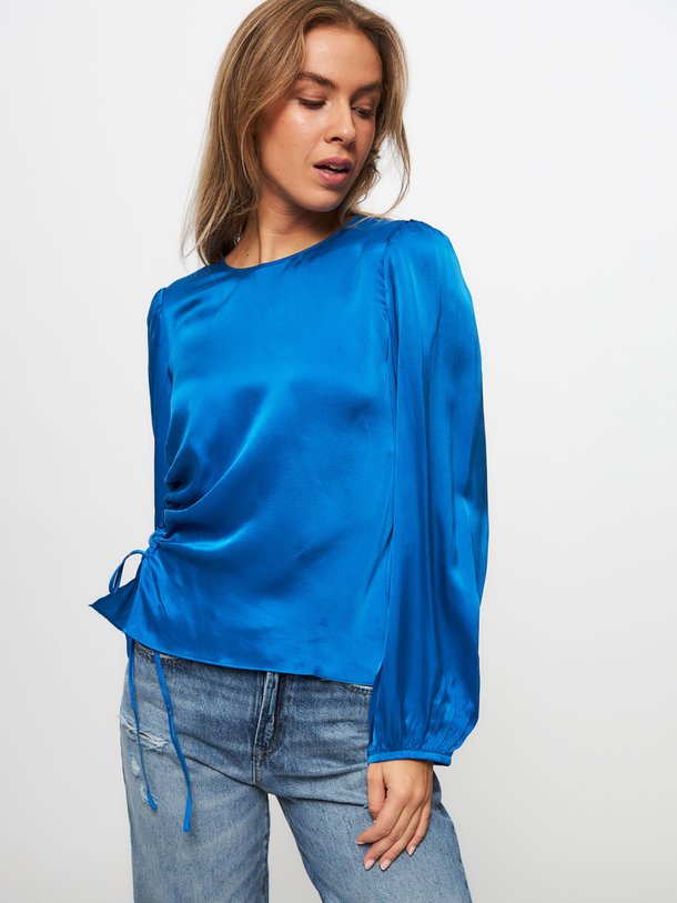 Ontdek de Elvira zijden top van Samsoe Samsoe in de kleur blauw bij Orangebag. Op werkdagen voor 21:45 besteld, morgen in huis.