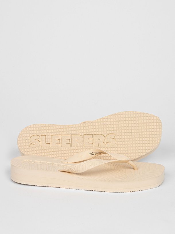 Ontdek de Tapered Platform rubberen slippers van Sleepers in de kleur ecru bij Orangebag. Op werkdagen voor 21:45 besteld, morgen in huis.