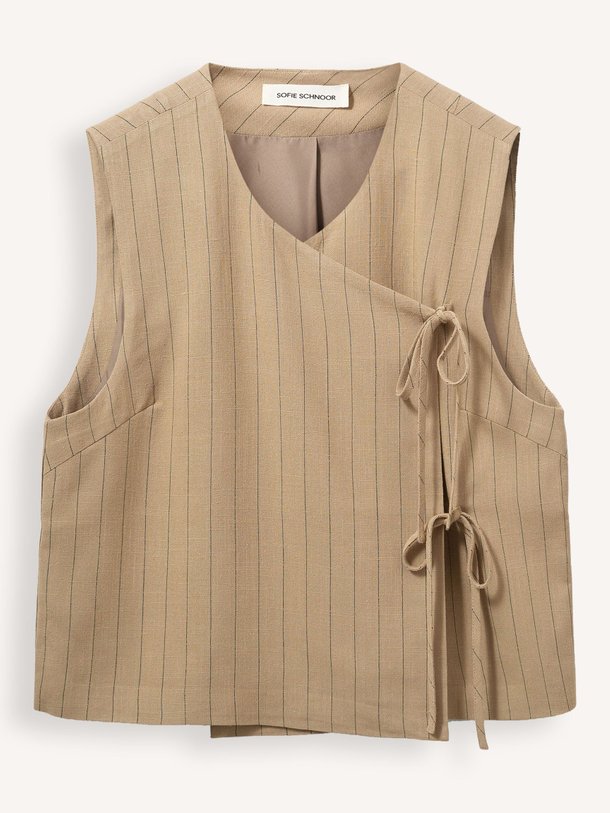 Ontdek de Cailin viscose/linnenmix gilet met krijtstreep van Sofie Schnoor in de kleur lichtbruin bij Orangebag. Op werkdagen voor 21:45 besteld, morgen in huis.