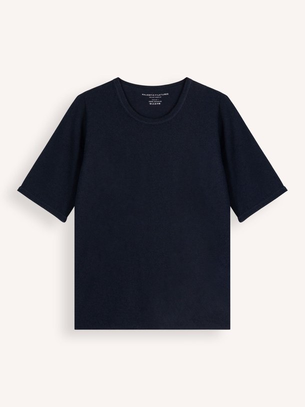 Majestic Filatures M251 Cashmere Rib Top - Donkerblauw Ontdek de M251 Cashmere rib top van Majestic Filatures in de kleur donkerblauw bij Orangebag. Op werkdagen voor 21:45 besteld, morgen in huis.
