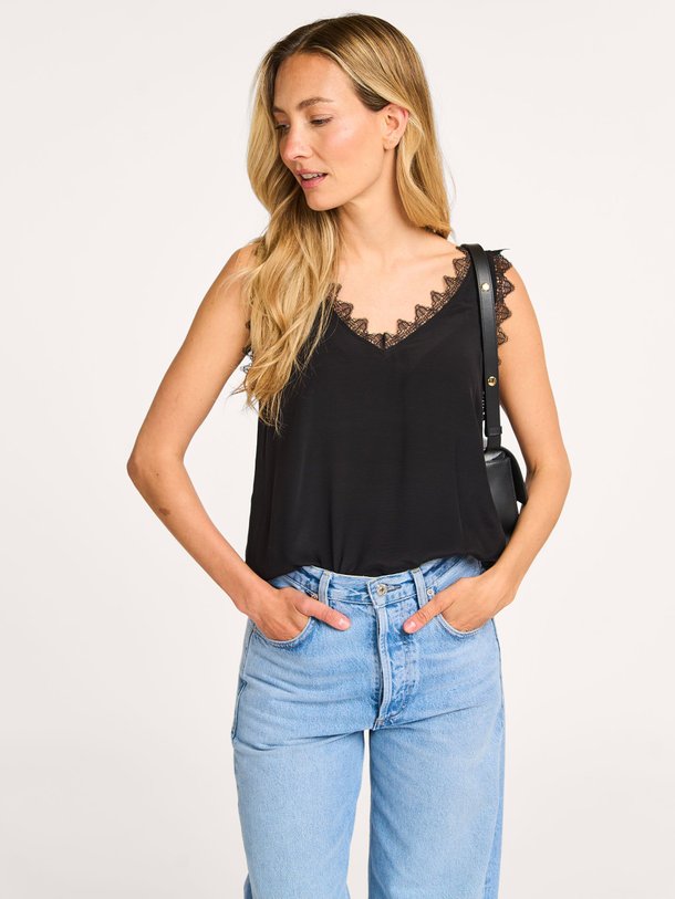 Ontdek de Perin viscose top met kant van Co'Couture in de kleur zwart bij Orangebag. Op werkdagen voor 21:45 besteld, morgen in huis.