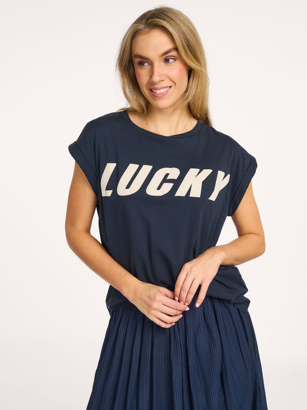 Ontdek de Tobi organic cotton top met print van By-Bar in de kleur Antraciet bij Orangebag. Op werkdagen voor 21:45 besteld, morgen in huis.