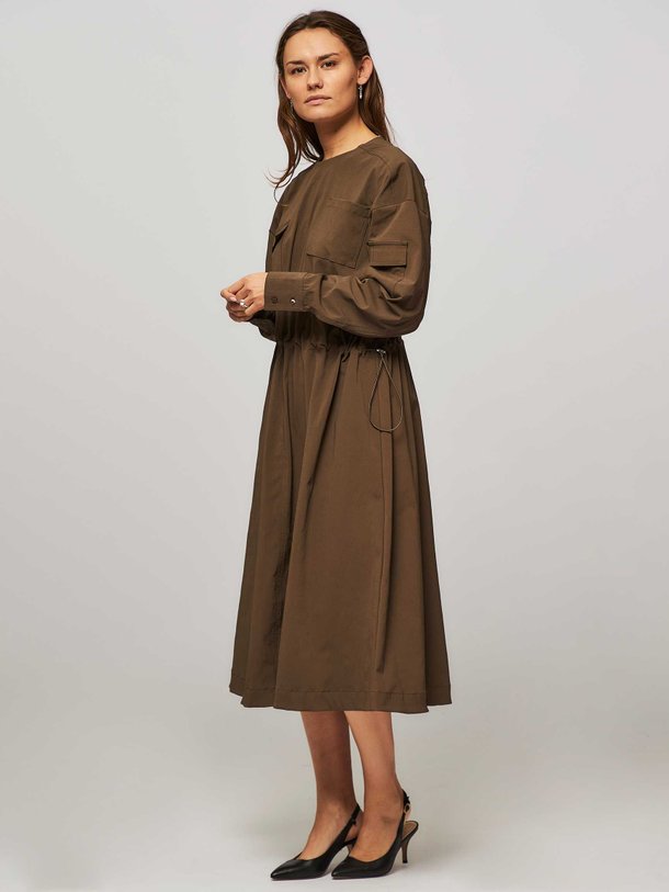 Ontdek de Cool Tech Iburg Dress van Mads Norgaard bij Orangebag. Op werkdagen voor 21:45 besteld, morgen in huis.