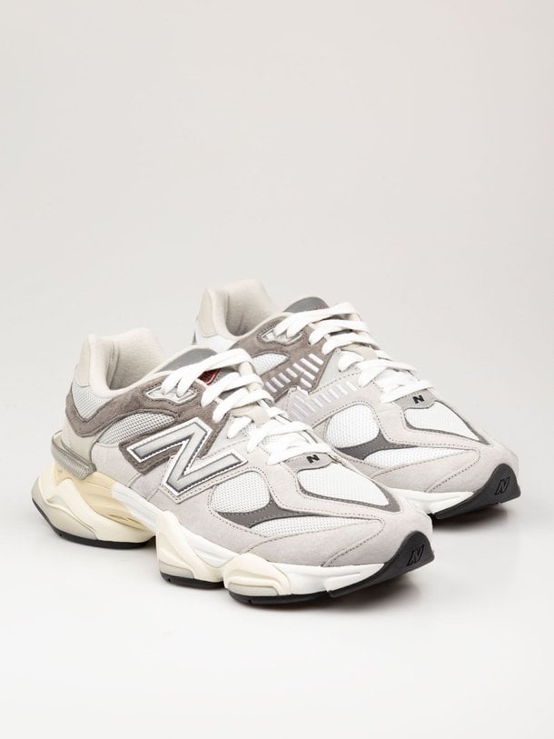 Ontdek de U9060 suède sneakers van New Balance in de kleur grijs bij Orangebag. Op werkdagen voor 21:45 besteld, morgen in huis.