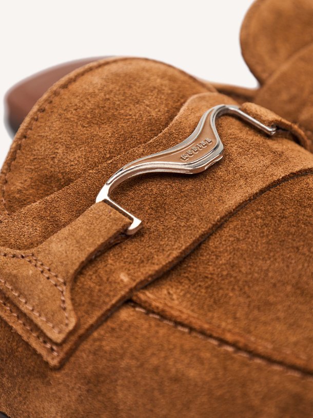 Ontdek de Joan suède instappers van Nubikk in de kleur Bruin bij Orangebag. Op werkdagen voor 21:45 besteld, morgen in huis.