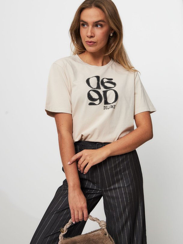 Ontdek de Ashton katoenen logo T-shirt van Dante 6 in de kleur zand bij Orangebag. Op werkdagen voor 21:45 besteld, morgen in huis.