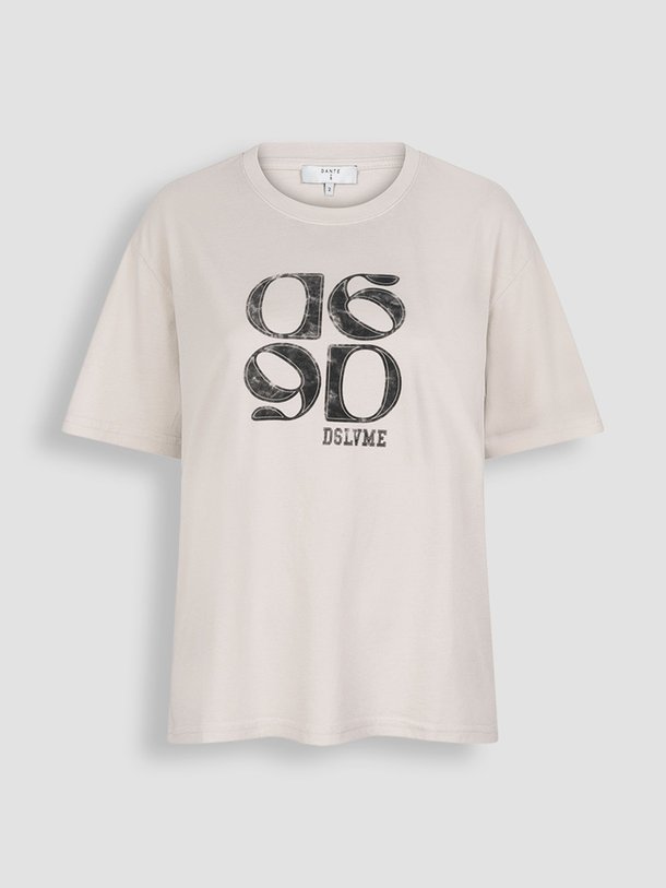 Ontdek de Ashton katoenen logo T-shirt van Dante 6 in de kleur zand bij Orangebag. Op werkdagen voor 21:45 besteld, morgen in huis.