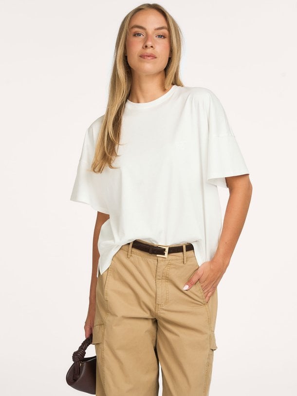 Second Female Ghita - Organic Cotton Oversized T-Shirt - Wit Ontdek de Ghita organic cotton oversized T-shirt van Second Female in de kleur wit bij Orangebag. Op werkdagen voor 21:45 besteld, morgen in huis.