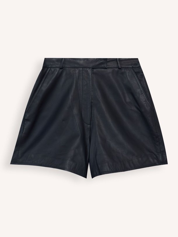 Ontdek de Philo lederen short van Dna in de kleur donkerblauw bij Orangebag. Op werkdagen voor 21:45 besteld, morgen in huis.