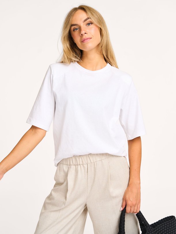 Ontdek de Cali katoenen T-shirt van Ruby Tuesday in de kleur wit bij Orangebag. Op werkdagen voor 21:45 besteld, morgen in huis.