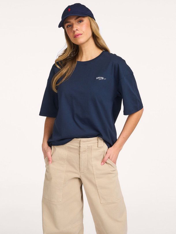 Ontdek de Vera katoenen T-shirt van Sofie Schnoor in de kleur Donkerblauw bij Orangebag. Op werkdagen voor 21:45 besteld, morgen in huis.