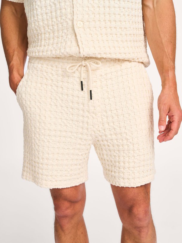 Ontdek de Porto katoenen short met wafel structuur van OAS in de kleur ecru bij Orangebag. Op werkdagen voor 21:45 besteld, morgen in huis.