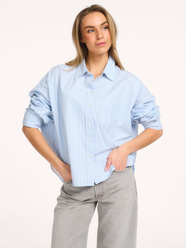 Ontdek de Ginger katoenen gestreepte blouse van Bellerose in de kleur Lichtblauw bij Orangebag. Op werkdagen voor 21:45 besteld, morgen in huis.