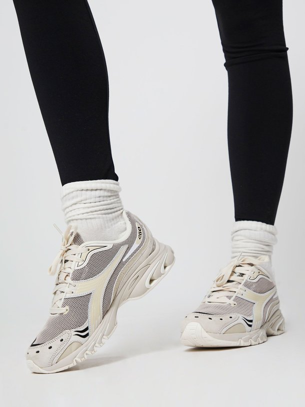 Ontdek de Mythos Propulsion suède sneakers van Diadora in de kleur ecru bij Orangebag. Op werkdagen voor 21:45 besteld, morgen in huis.
