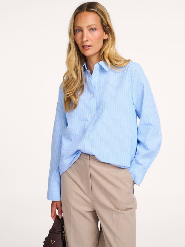 Ontdek de Vigge organic cotton gestreepte blouse van Modstrom in de kleur Blauw bij Orangebag. Op werkdagen voor 21:45 besteld, morgen in huis.