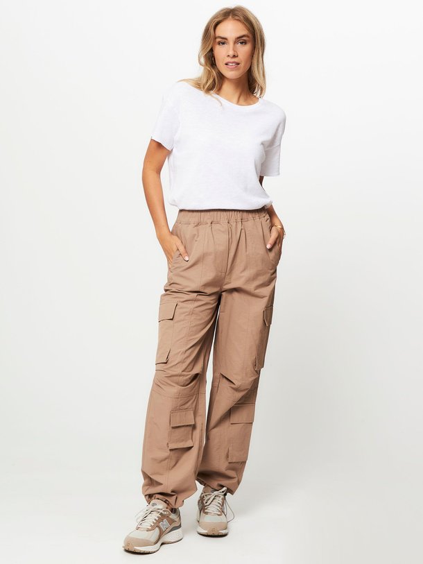 Ontdek de Neline katoenmix cargo broek van Second Female in de kleur lichtbruin bij Orangebag. Op werkdagen voor 21:45 besteld, morgen in huis.